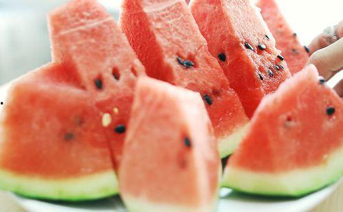 进宿舍吃瓜,揭秘进宿舍吃瓜背后的故事