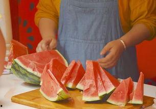 情侣公园吃瓜,甜蜜瞬间与趣味瞬间大揭秘