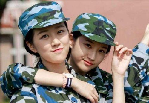 吃瓜军训女孩白色吊带,军训女孩白色吊带下的青春风采