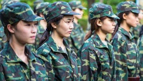 吃瓜军训女孩白色吊带,军训女孩白色吊带下的青春风采