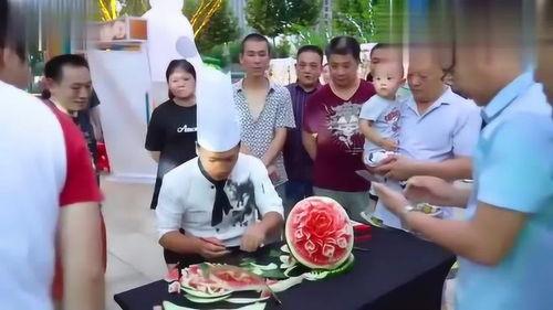 摆摊吃瓜,瓜香四溢，共享人间烟火气