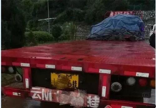 烟台交警车祸吃瓜,吃瓜群众围观，事故真相引热议