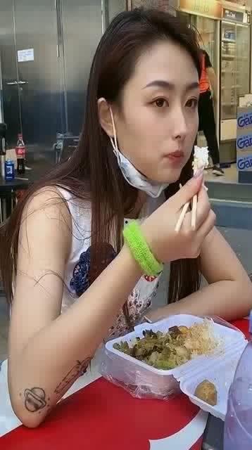 郑州女神吃瓜事件,网络热议背后的真相揭秘