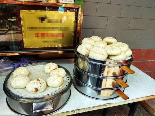 德化街吃瓜,夏日吃瓜盛宴，品味街头美食风情