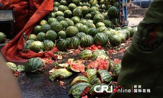 德化街吃瓜,夏日吃瓜盛宴，品味街头美食风情