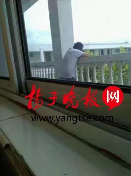 教室栏杆吃瓜视频,揭秘教室里的趣味一幕