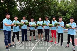 学生围观吃瓜,一场“吃瓜”盛宴背后的青春故事