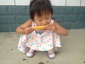 婴儿吃自己的瓜