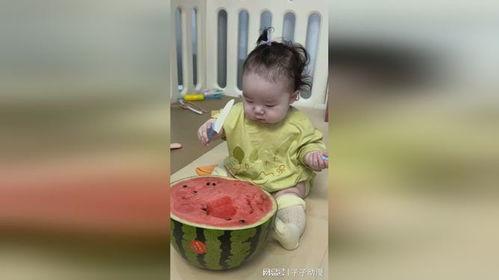 婴儿吃自己的瓜
